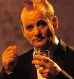 Bill Murray 'vittima' di un imbarazzante servizio fotografico in una scena di Lost in Translation - L'amore tradotto