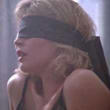 Kim Basinger bendata in una scena di Nove settimane e mezzo