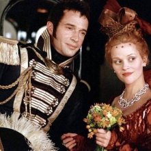 La Witherspoon con James Purefoy in una scena di Vanity Fair