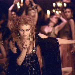 La Witherspoon è una sensuale Becky Sharp