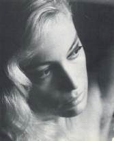 Moana Pozzi in un ritratto in bianco e nero