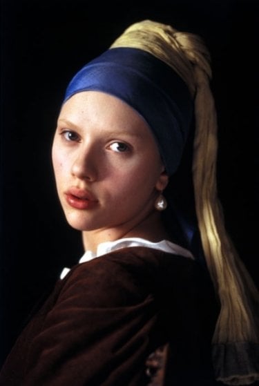 Scarlett Johansson è la cameriera Griet, modella del grande Vermeer