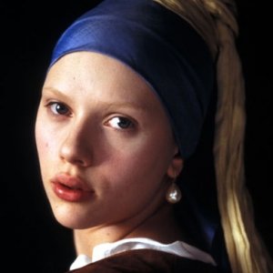 Scarlett Johansson in una scena de La ragazza con l'orecchino di perla