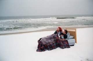 Una romantica e spettacolare immagine dei protagonisti di Se mi lasci ti cancello
