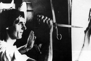Dario Argento sul set di Phenomena, prova la terrificante scena iniziale
