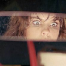 Lo sguardo terrorizzato di Alexandra Paul in una drammatica scena di Christine