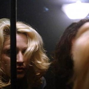 Madonna ed Harvey Keitel (nascosto) in una scena di Occhi di serpente