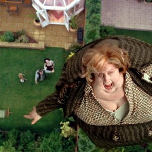 Pam Ferris, nei panni della Zia Marge, sorvola Privet Drive