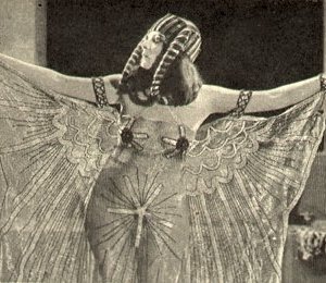 Theda Bara in una scena di Cleopatra