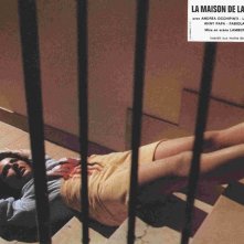 Fabiola Toledo in una lobbycard francese per La casa con la scala nel buio