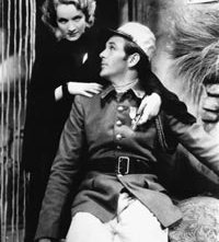 Marlene Dietrich con Gary Cooper in una scena di Marocco