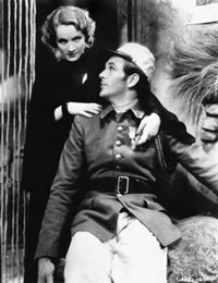 Marlene Dietrich con Gary Cooper in una scena di Marocco
