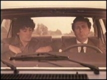 Massimo Troisi accetta un passaggio da Michele Mirabella in una scena di Ricomincio da tre