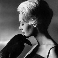 Tippi Hedren in una foto promo per Gli uccelli