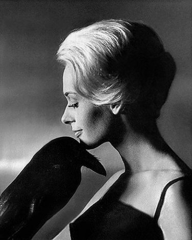 Tippi Hedren in una foto promo per Gli uccelli
