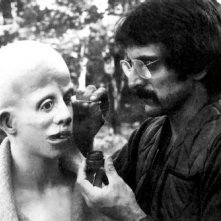 Tom Savini ritocca il make-up di Ari Lehman nei panni del piccolo Jason Vorhees sul set di Venerdì 13