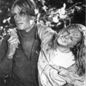 Amy Steel e John Furey si sorreggono a vicenda in una scena del secondo episodio di Venerdì 13