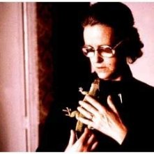 Chus Lampreave accarezza la sua iguana in una scena di Che ho fatto io per meritare questo?