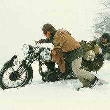 Gael Garcia Bernal e Rodrigo de la Serna in una scena della biopic I diari della motocicletta
