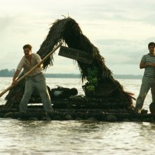 Gael Garcia Bernal e Rodrigo de la Serna in una scena dell'avventuroso biopic I diari della motocicletta