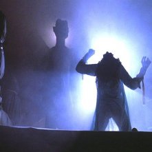 LInda Blair, di spalle, in una scena de L'esorcista