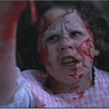 La diabolica Linda Blair in una scena de L'esorcista