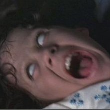 Linda Blair in una spaventosa scena de L'esorcista