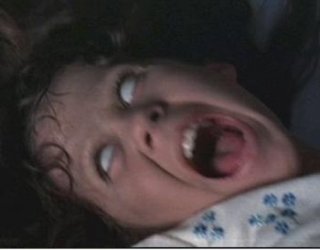 Linda Blair in una spaventosa scena de L'esorcista