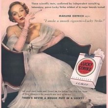 Marlene Dietrich in una pubblicità per una marca di sigarette