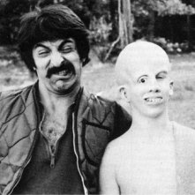 Tom Savini scherza con Ari Lehman truccato come Jason Vorhees sul set di Venerdì 13