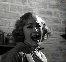 Vera Miles fa una macabra scoperta, in una scena di Psycho