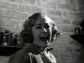 Vera Miles fa una macabra scoperta, in una scena di Psycho