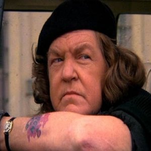 Anne Ramsey aspetta in auto il resto della banda Fratelli in una scena de I Goonies