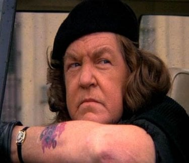 Anne Ramsey aspetta in auto il resto della banda Fratelli in una scena de I Goonies
