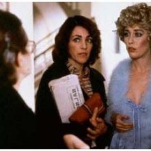 Chus Lampreave (di spalle) Carmen Maura e Veronica Forquè in una scena di Che ho fatto io per meritare questo?