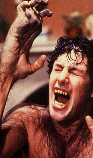 David Naughton si trasforma in Un lupo mannaro americano a Londra