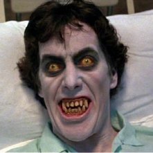 Zanne in vista e occhi da belva per David Naughton in Un lupo mannaro americano a Londra