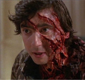 Griffin Dunne in una scena di Un lupo mannaro americano a Londra