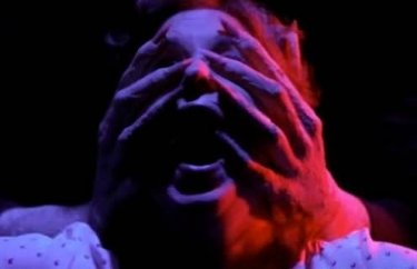 Irene Miracle in una scena di Inferno, diretto da Dario Argento