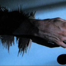 Michael Myers cerca di entrare nella cucina dei Doyle in una scena di  Halloween