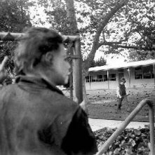 Nick Castle (in primo piano) segue il piccolo Brian Andrews in una scena di Halloween