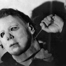 Nick Castle in una foto promozionale per Halloween, cult diretto da Carpenter 1978