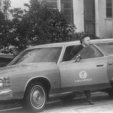 Nick Castle nei panni di Michael Myers esce dall'auto rubata al dottor Sam Loomis, in una foto promozionale per Halloween