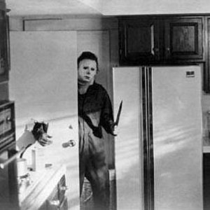 Nick Castle nei panni di Michael Myers in una scena di Halloween, di John Carpenter