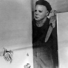 Nick Castle nei panni di Michael Myers in una scena del thriller Halloween