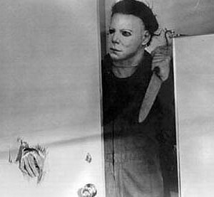 Nick Castle nei panni di Michael Myers in una scena del thriller Halloween
