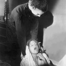 Nick Castle (nei panny di Michael Myers) e P.J. Soles in una foto promozionale per Halloween