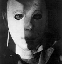 Nick Castle sotto la maschera di Michael Myers in una foto promozionale per Halloween