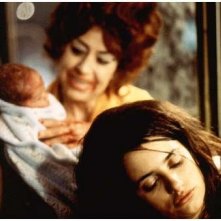Penelope Cruz e Pilar Bardem (sullo sfondo) in una scena di Carne tremula