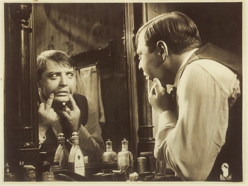 Un inquietante Peter Lorre in una scena di M. il mostro di Dusseldorf